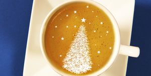 latte art depicting a christmas tree