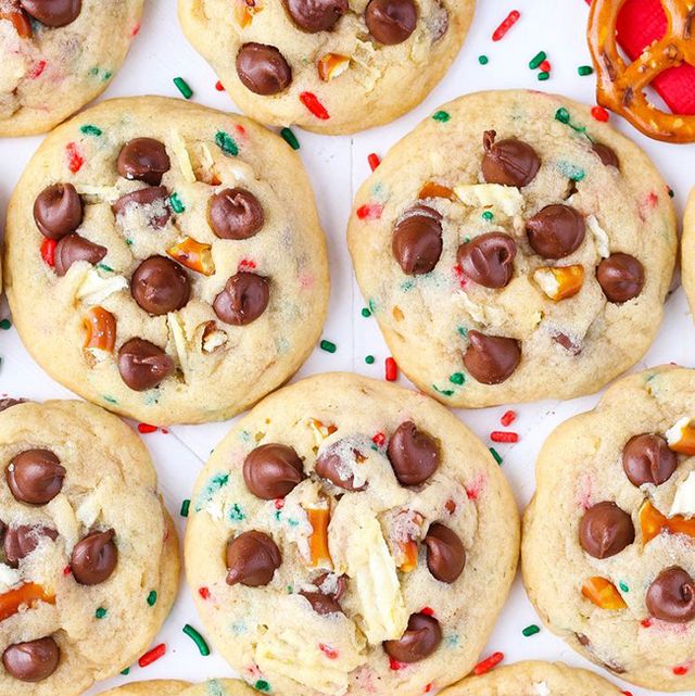 https://hips.hearstapps.com/hmg-prod/images/christmas-cookies-1600253702.jpg?crop=0.325xw:0.651xh;0.675xw,0&resize=640:*