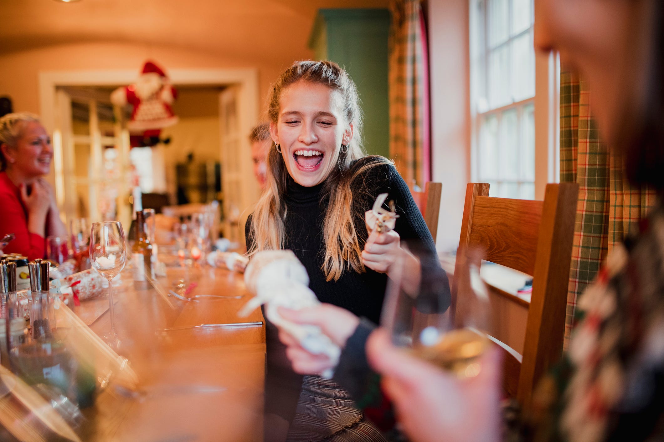 british-christmas-crackers-and-crowns-why-do-brits-wear-crowns-on