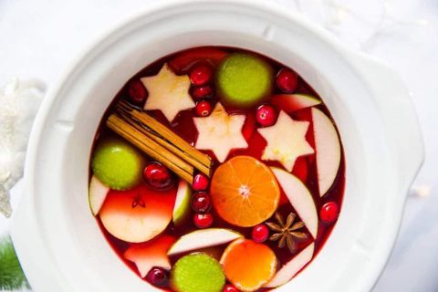 crockpot christmas punch with cinnamon oranges cranberries