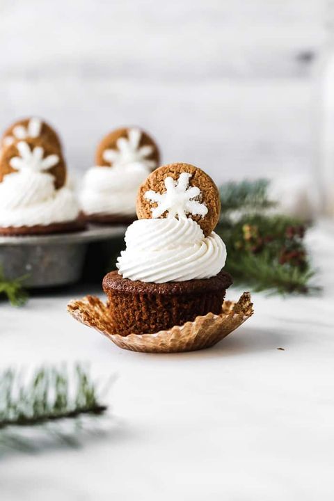 gingerbread cupcakes with round gingerbread cookie on top