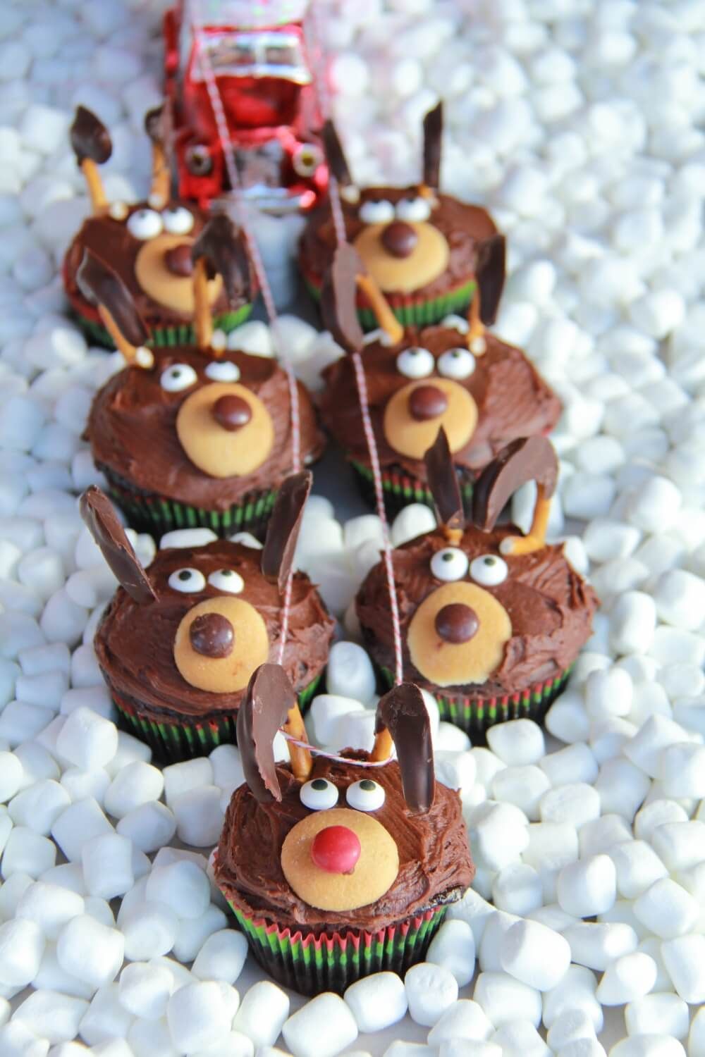 Holly Christmas Cupcakes - Oh My Veggies