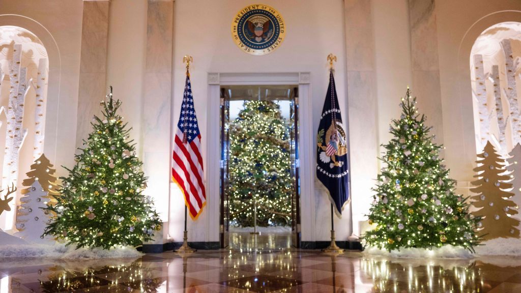 https://hips.hearstapps.com/hmg-prod/images/christmas-decorations-are-on-display-in-the-grand-foyer-news-photo-1669667062.jpg?crop=1xw:0.84334xh;center,top