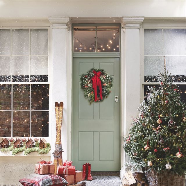 DIY Christmas Front Door Basket  Front door christmas decorations,  Christmas front doors, Christmas door decorations
