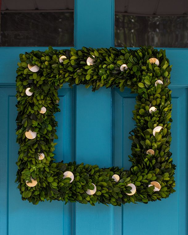 DIY Christmas door decoration boxwood wreath