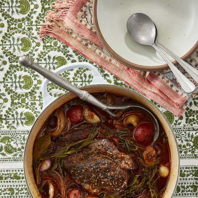https://hips.hearstapps.com/hmg-prod/images/christmas-eve-dinner-ideas-braised-beef-1636042088.jpg?crop=1.00xw:0.668xh;0,0.182xh&resize=640:*