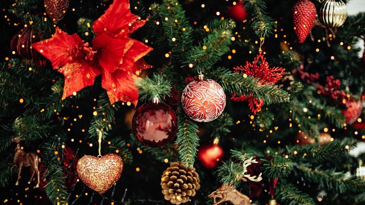 4 Holiday Traditions That Bring Money & Community Together