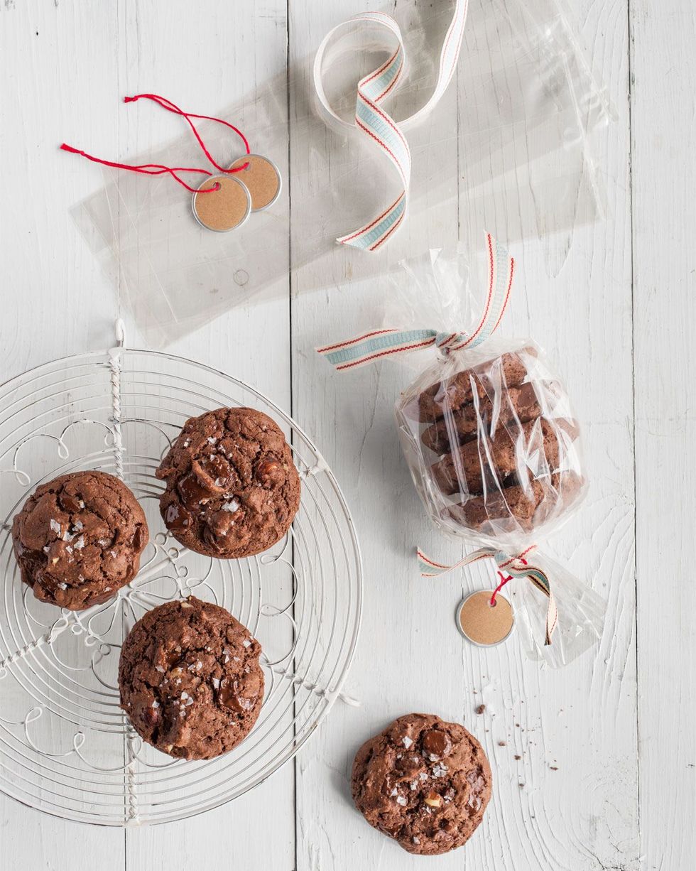 https://hips.hearstapps.com/hmg-prod/images/christmas-food-gifts-triple-chocolate-cookies-1632407098.jpg?crop=1.00xw:0.834xh;0,0.107xh&resize=980:*