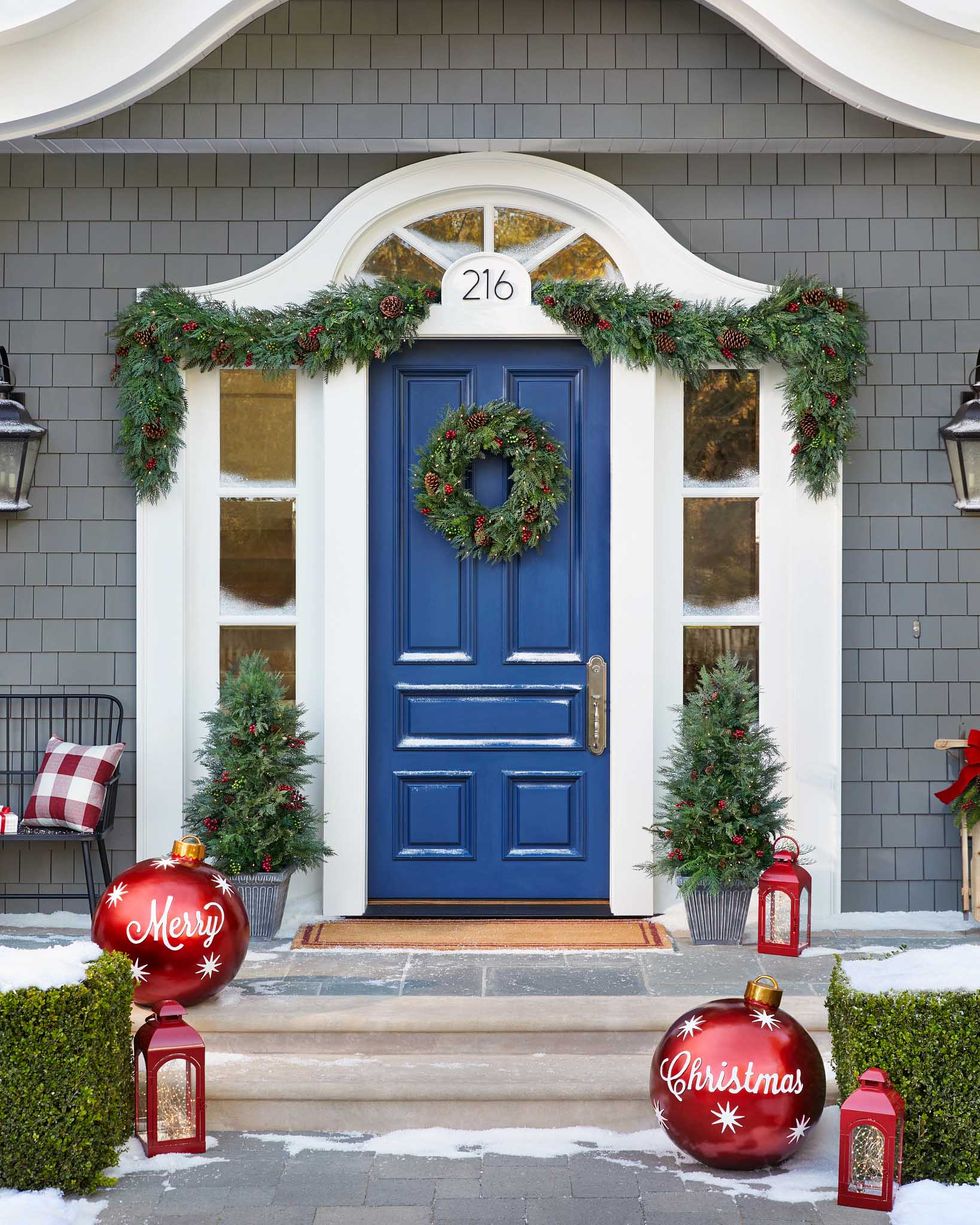 46 Christmas Door Decorations for a Grand Holiday Entrance