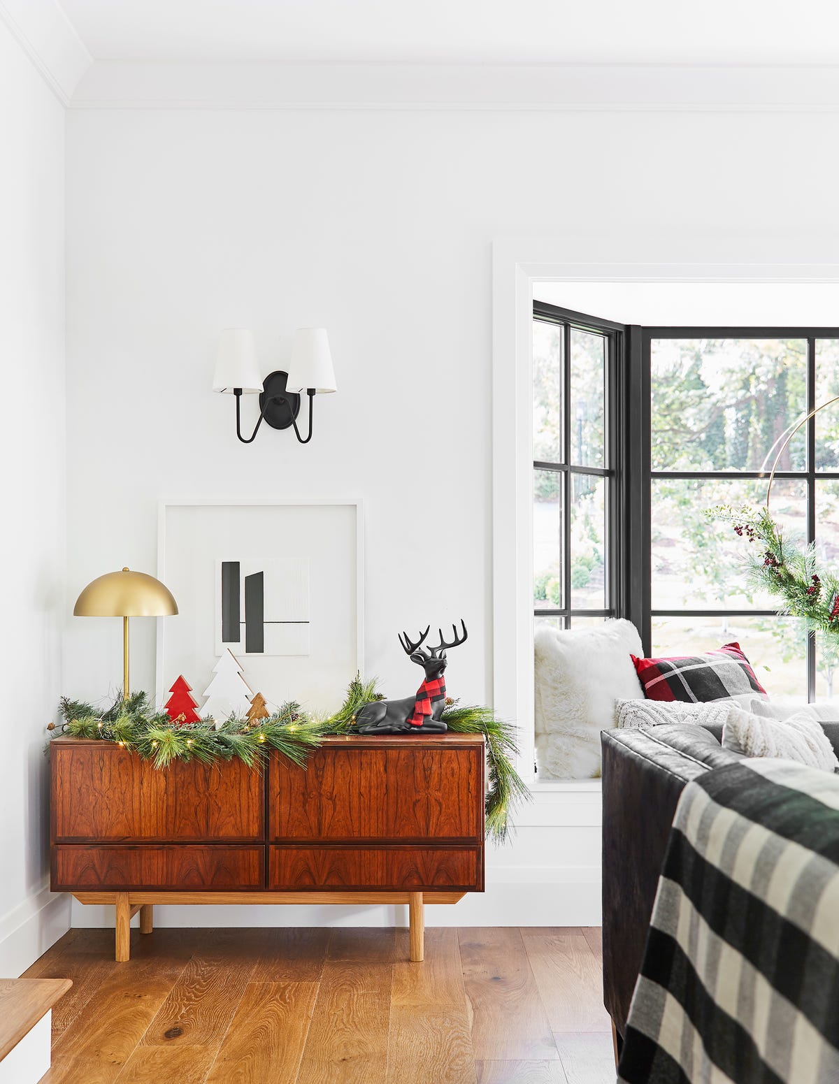 40 Ways to Decorate a Small Space for the Holidays