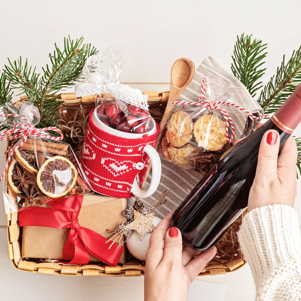 refined christmas gift basket for culinary enthusiats with bottle of wine and mulled wine ingredients corporate hamper or personal present for cooking lovers, foodies and gourmands