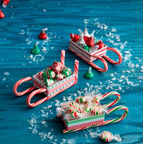 https://hips.hearstapps.com/hmg-prod/images/christmas-gifts-for-neighbors-candy-cane-sleighs-64ed1305b14b7.jpg?crop=1.00xw:0.817xh;0,0.0680xh&resize=980:*