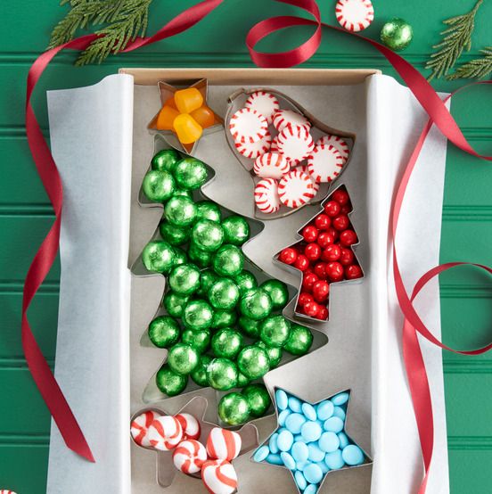 https://hips.hearstapps.com/hmg-prod/images/christmas-gifts-for-neighbors-cookie-cutter-treat-box-64ed15dacd3a1.jpg?crop=1.00xw:0.814xh;0,0.0718xh&resize=980:*