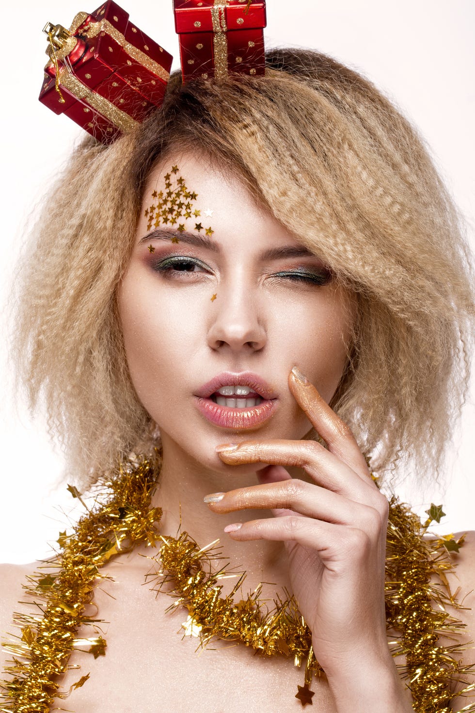 15 Christmas Hairstyles for Women and Girls to Wear in 2023