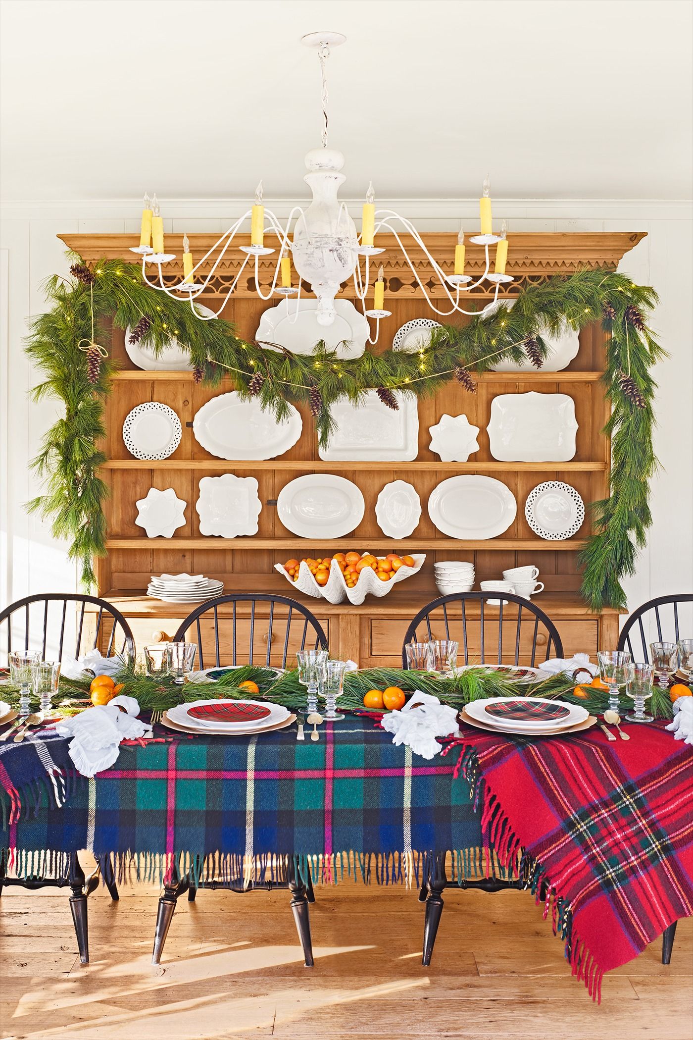 https://hips.hearstapps.com/hmg-prod/images/christmas-in-connecticut-dining-1670965312.jpeg