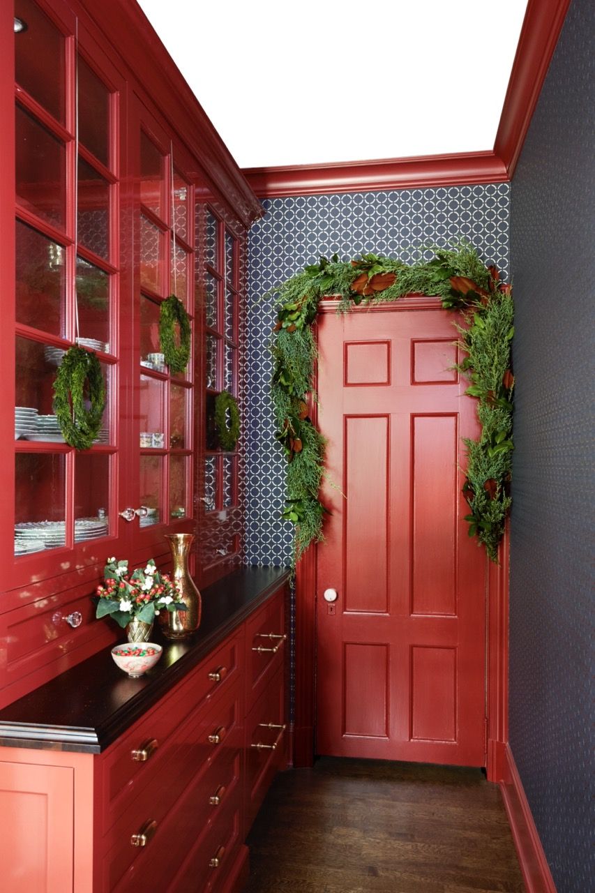 Sophisiticated Christmas Kitchen Decor in Blue and Red!