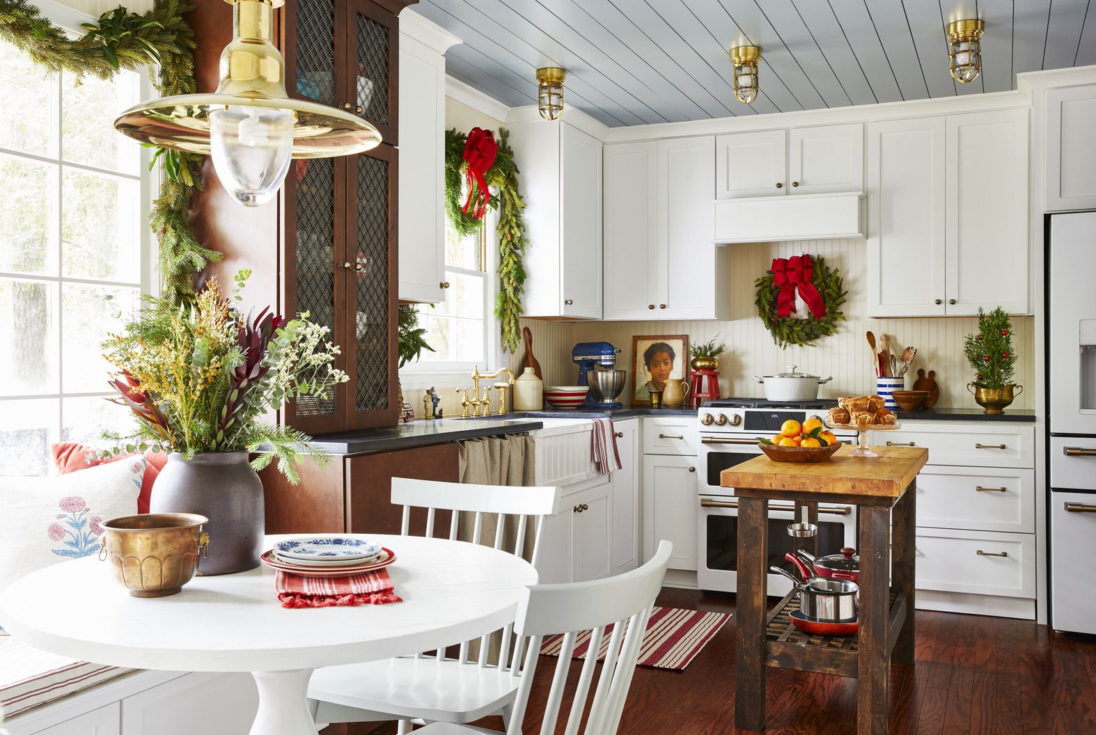 CHRISTMAS KITCHEN DECOR IN BLUE AND GOLD