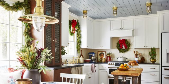 https://hips.hearstapps.com/hmg-prod/images/christmas-kitchen-decorations-wreaths-1638829935.jpg?crop=1.00xw:0.747xh;0,0&resize=640:*