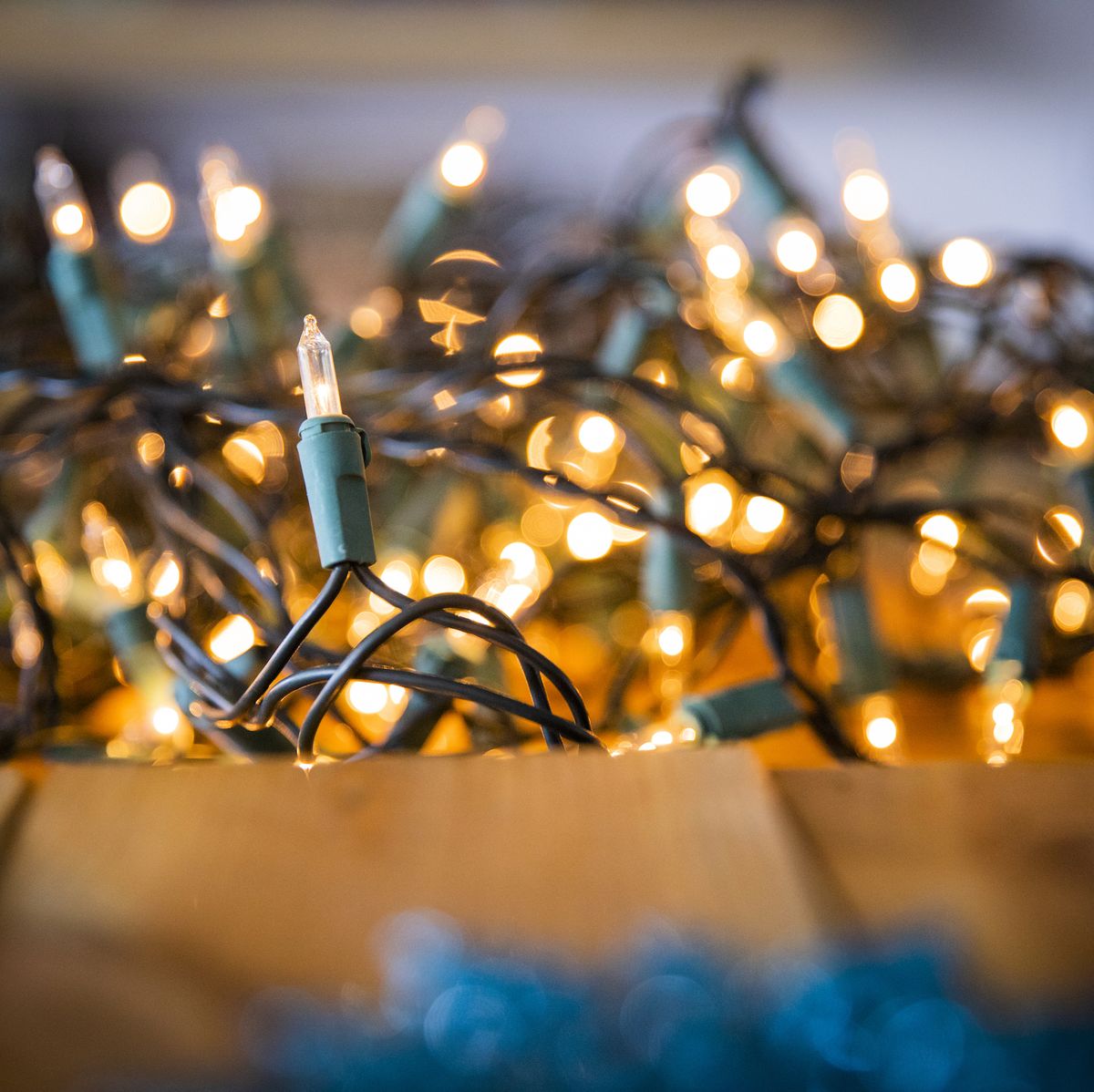 How to Hang Christmas Lights - 6 Steps to Doing it Right