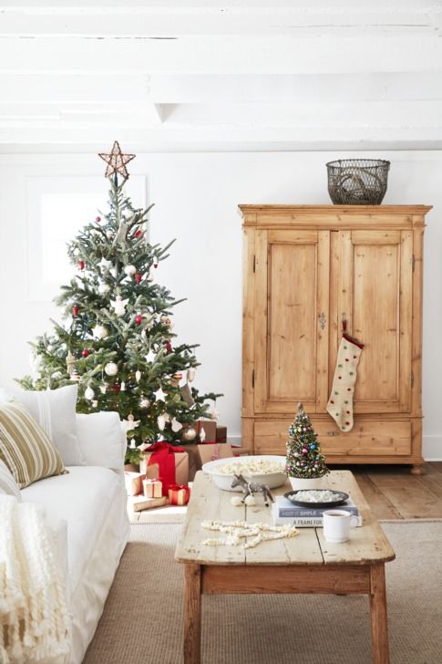 25 Christmas Living Room Decorating Ideas - How to Decorate a ...