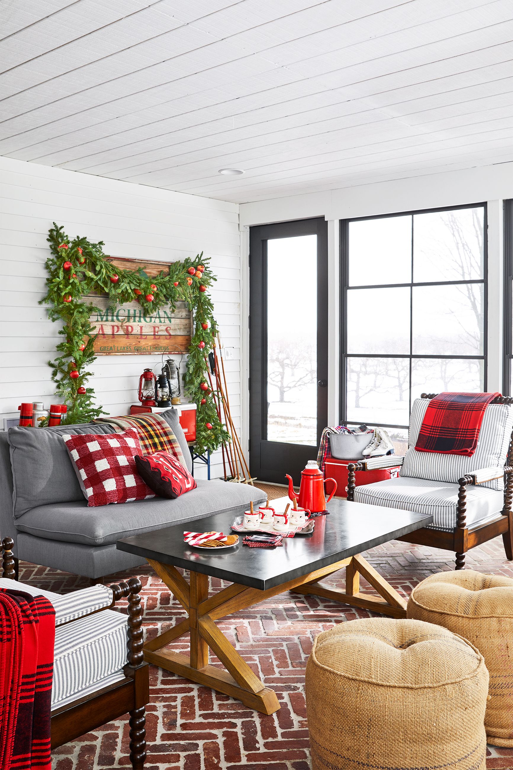42 Stylish and Cozy Christmas Living Room Decor Ideas