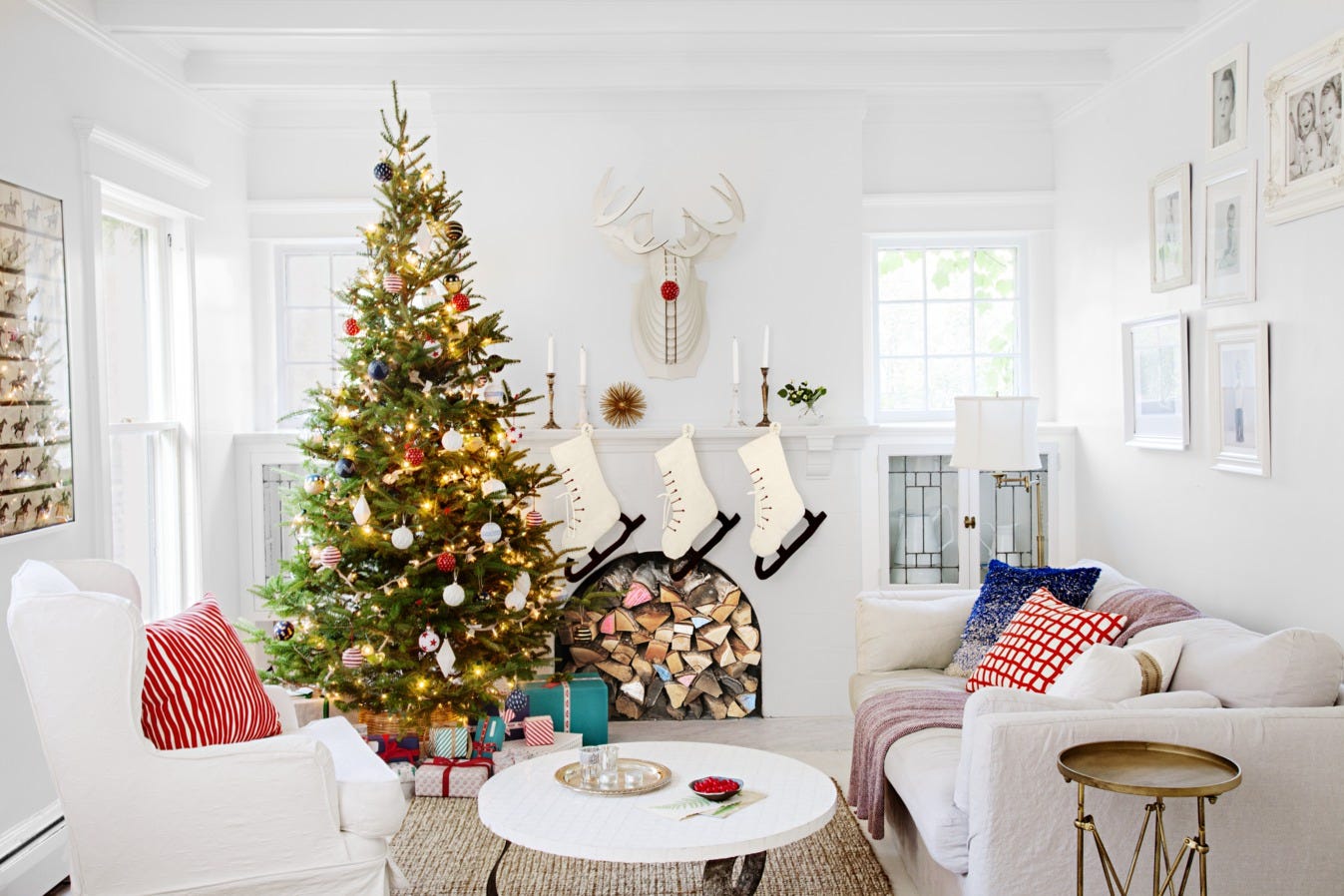 25 Christmas Living Room Decorating Ideas - How to Decorate a Living ...