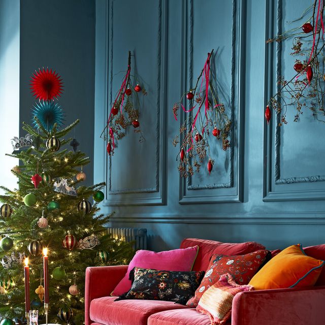 https://hips.hearstapps.com/hmg-prod/images/christmas-living-room-tree-velvet-style-inspiration-1640006199.jpg?crop=0.987xw:0.740xh;0.00801xw,0.136xh&resize=640:*