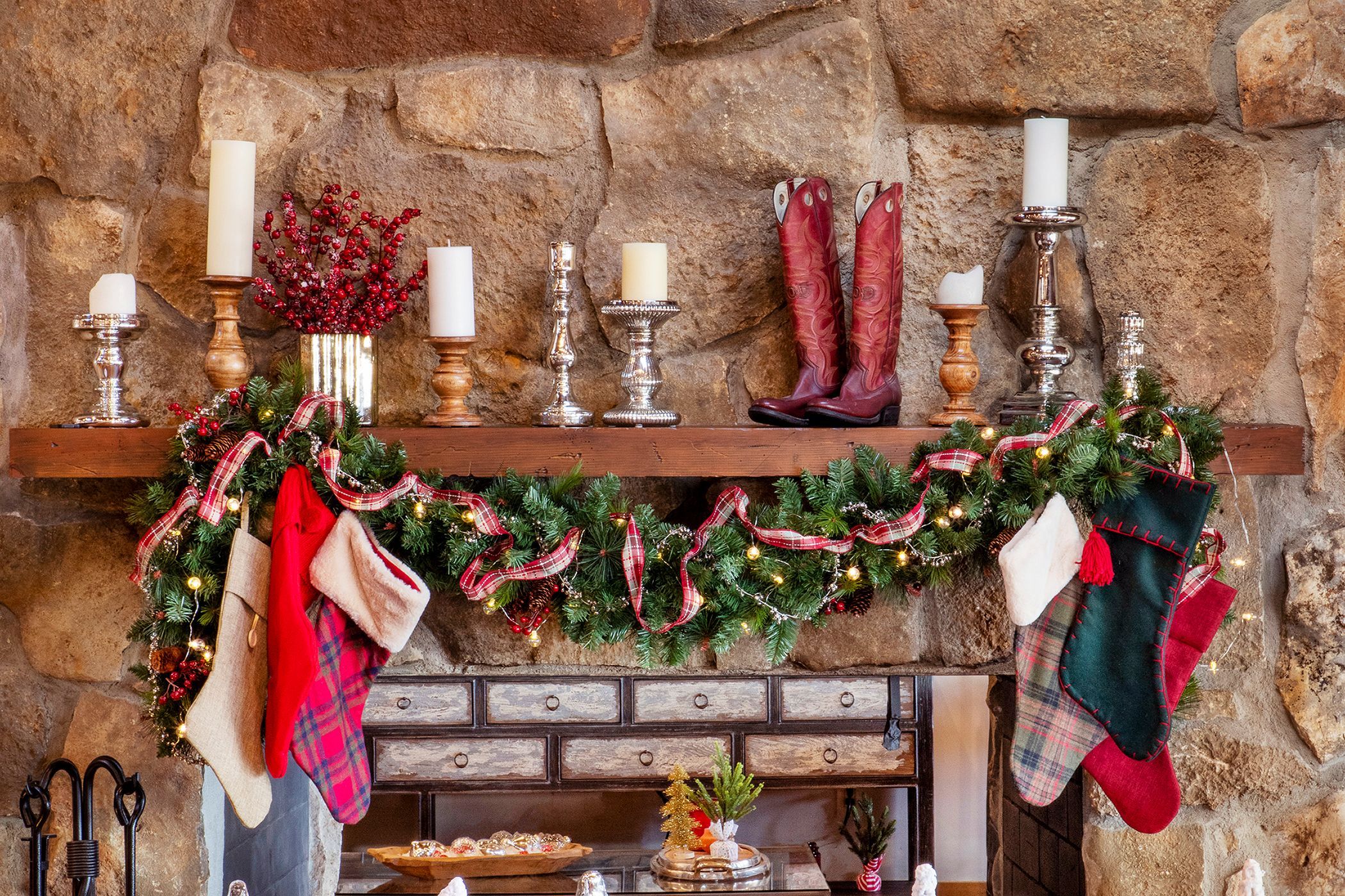50 Best Christmas Mantel Décor Ideas - Christmas Fireplace Décor