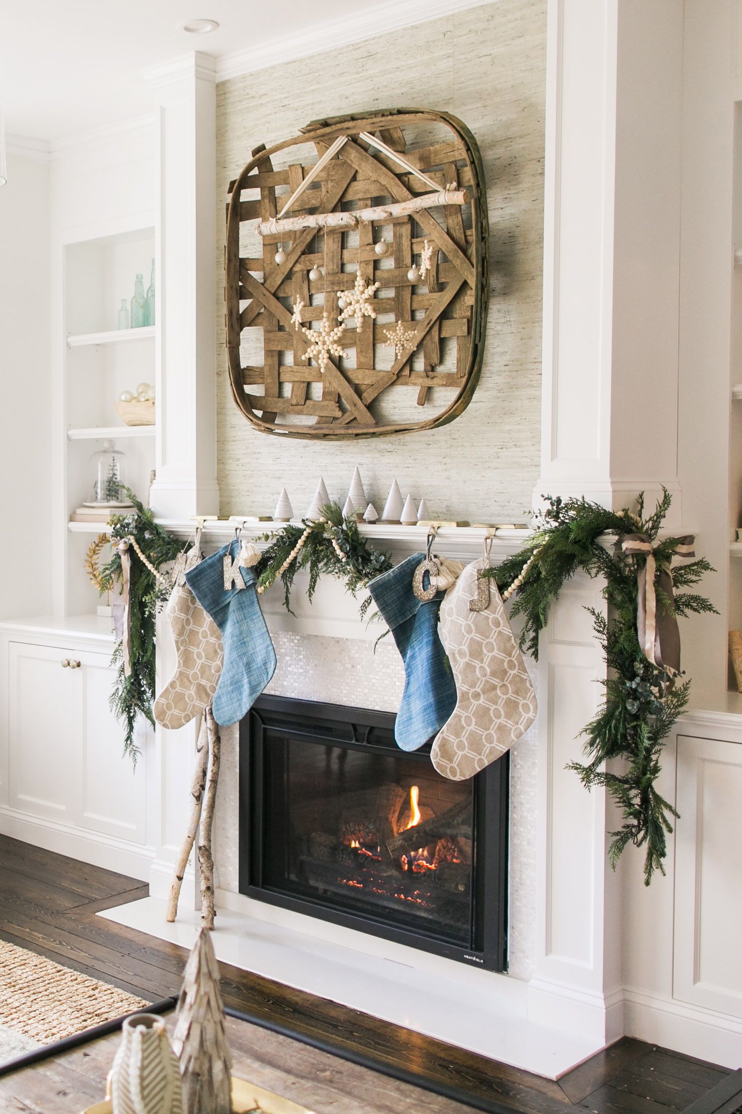 54 Christmas Mantel Decorations - Ideas for Holiday Fireplace ...