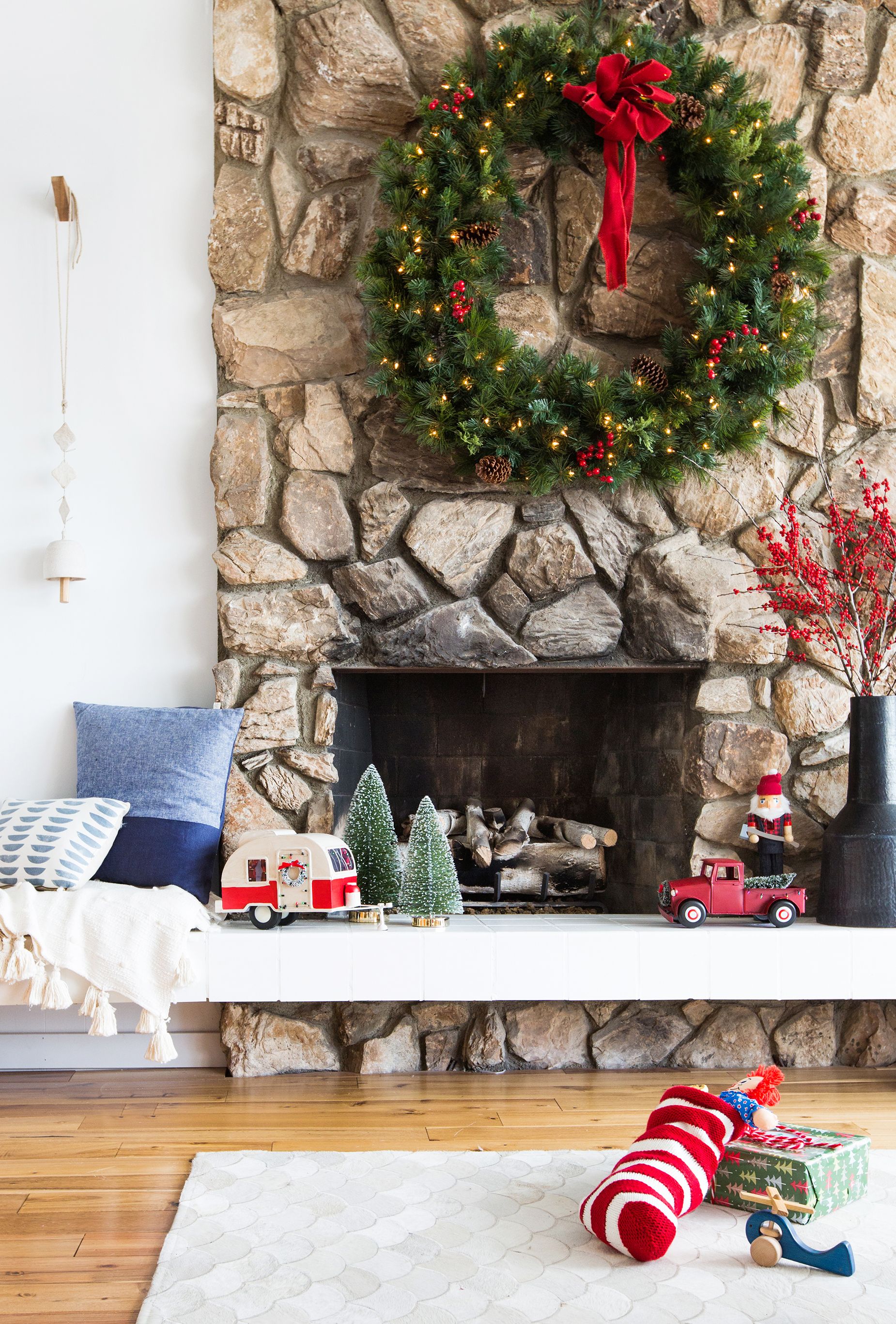 25 Christmas Mantel Decorating Ideas
