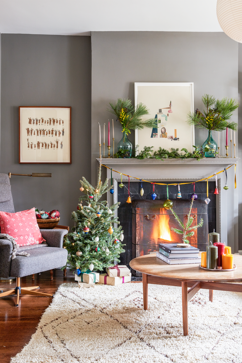 https://hips.hearstapps.com/hmg-prod/images/christmas-mantel-ideas-ornaments-1638469085.png?crop=0.9995988768551946xw:1xh;center,top&resize=980:*