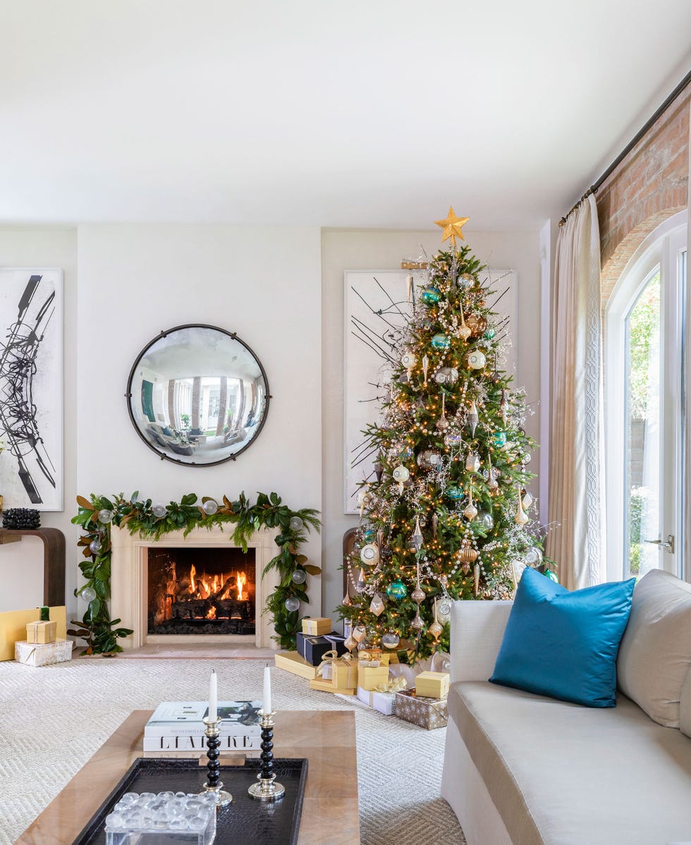 20 Christmas Mantel Decor Ideas for the Chicest Fireside Scene