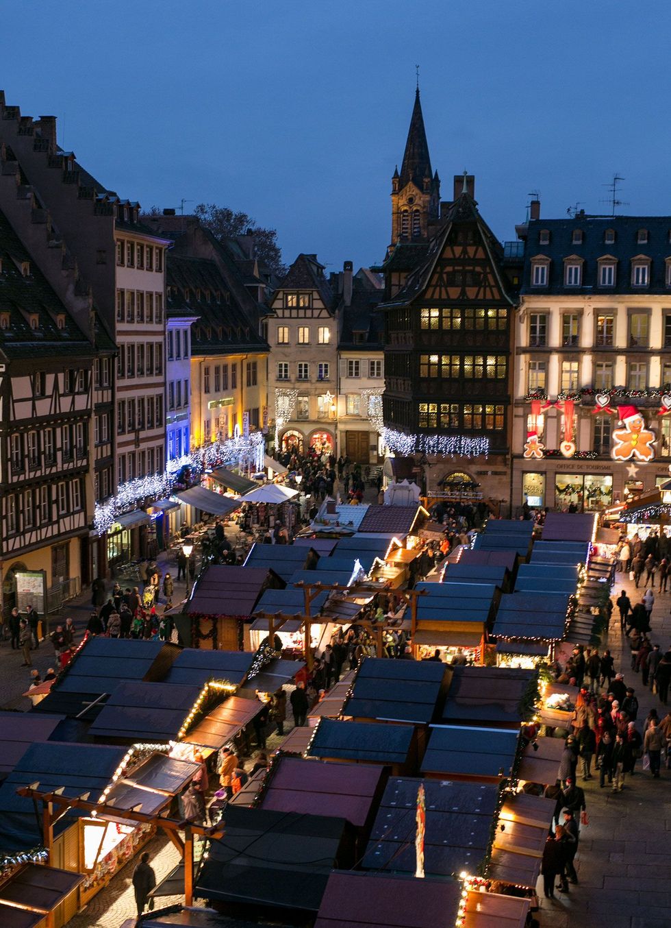 De Christkindelsmrik van Straatsburg verlicht de Place de la Cathdrale