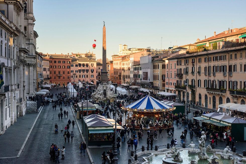In Rome wordt de kerstmarkt op de Piazza Navona gehouden
