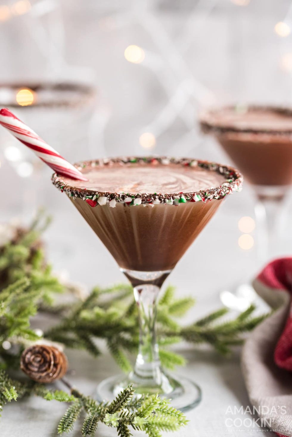 https://hips.hearstapps.com/hmg-prod/images/christmas-martini-recipes-chocolate-peppermint-martini-1666372042.jpeg?crop=0.908xw:0.760xh;0.0472xw,0.166xh&resize=980:*