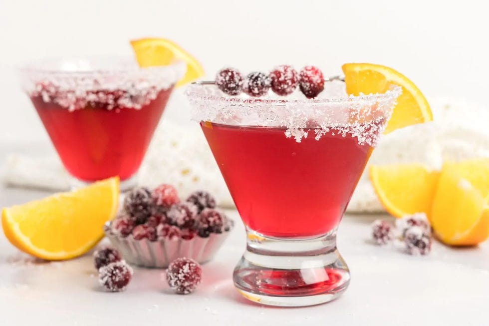 https://hips.hearstapps.com/hmg-prod/images/christmas-martini-recipes-cranberry-martini-1666370883.jpeg?crop=0.534xw:1.00xh;0.331xw,0&resize=980:*