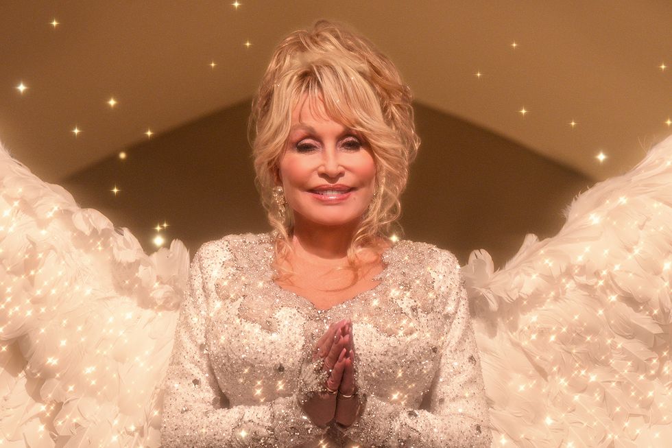 dolly parton’s christmas on the square l to r dolly parton as angel in dolly parton’s christmas on the square cr courtesy of netflix © 2020