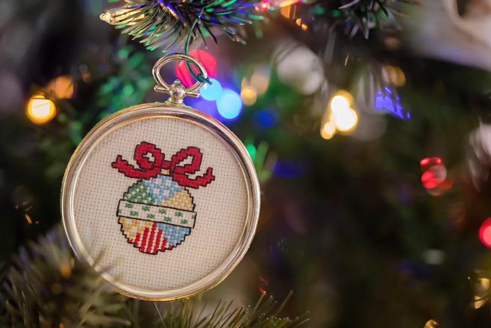 38 DIY Christmas Crafts for Personalized Decorations and Gifts