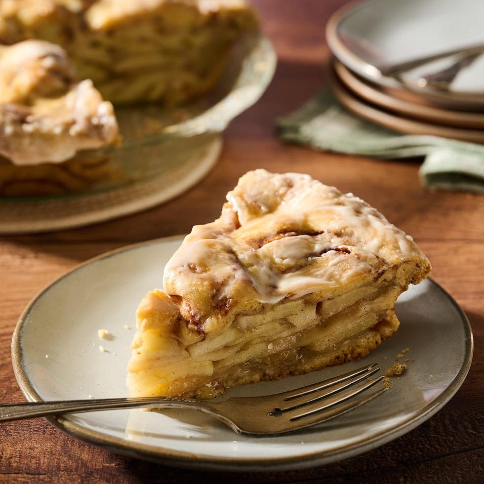 cinnamon roll apple christmas pie