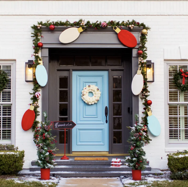 29 Best Christmas Porch Decorations 2021 - Outdoor Christmas Decor ...
