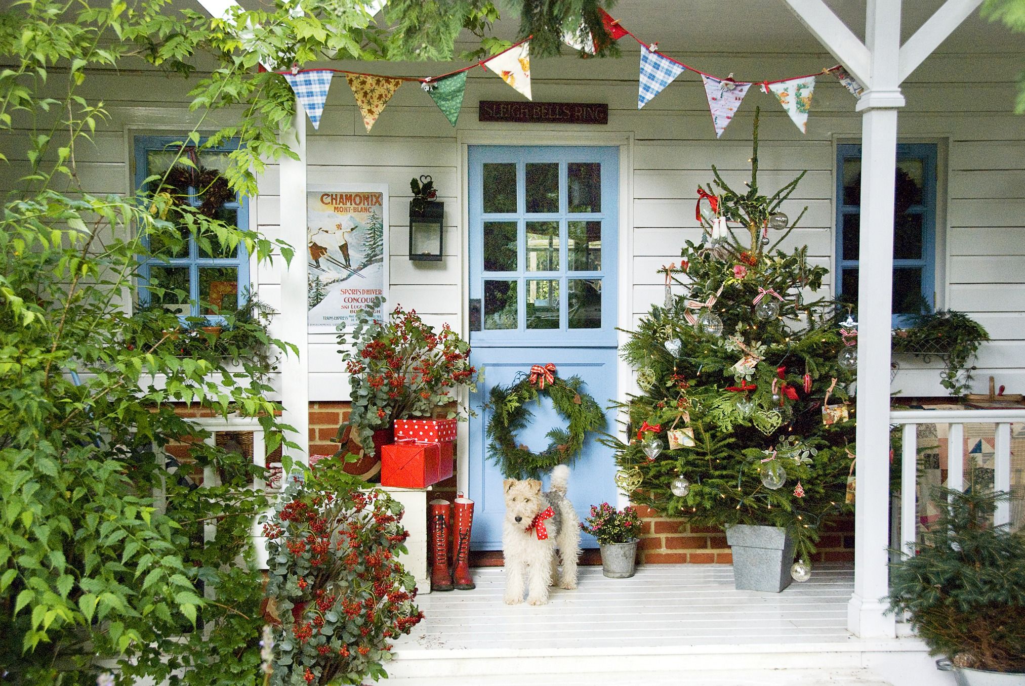 20 Festive Christmas Garage Decorating Ideas to Make Your Neighbors ...
