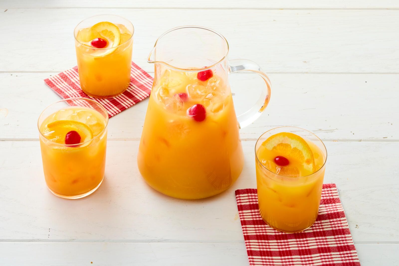 25 Best Christmas Punch Recipes to Serve Any Party Crowd