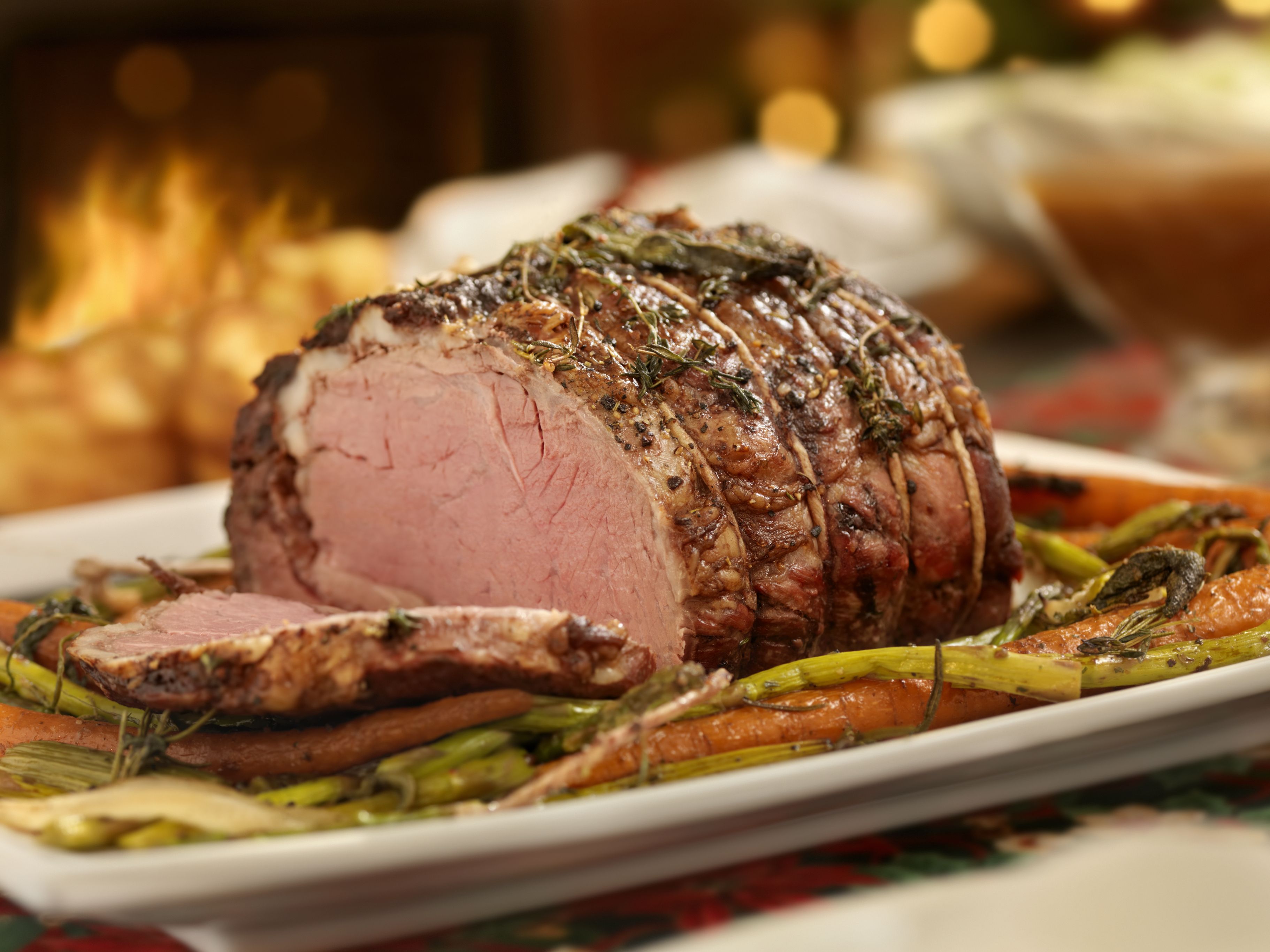 https://hips.hearstapps.com/hmg-prod/images/christmas-roast-beef-dinner-royalty-free-image-168503180-1542311617.jpg