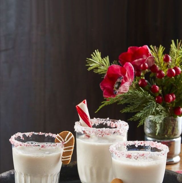 https://hips.hearstapps.com/hmg-prod/images/christmas-shots-driven-snow-cocktail-1636946129.jpg?crop=1.00xw:0.635xh;0,0.237xh&resize=640:*