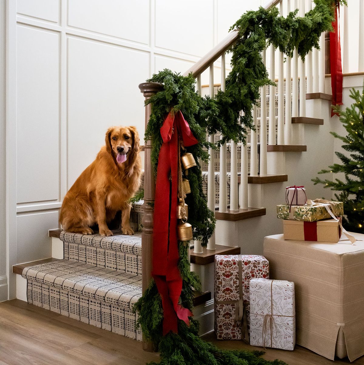 38 Christmas Stairway Decor Ideas That
