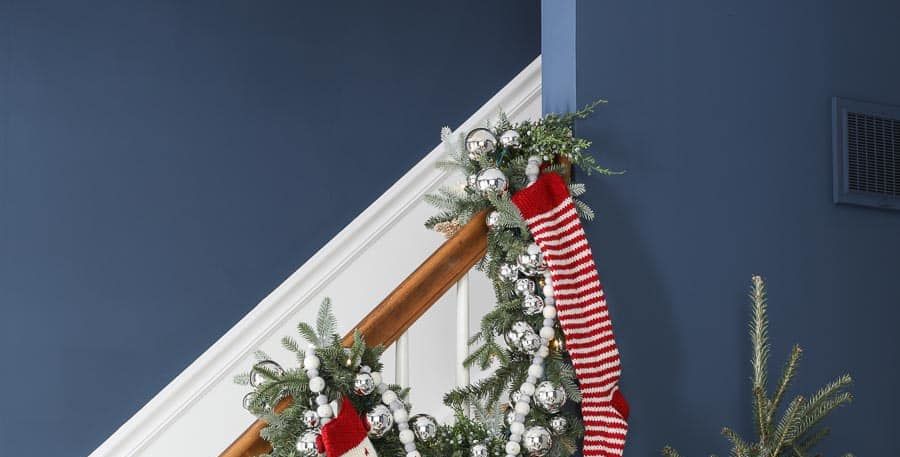 30 Best Christmas Stair and Stair Rail Decorations