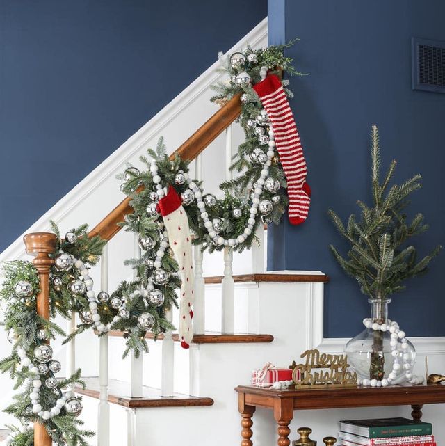 27 Best Christmas Stair Decorations