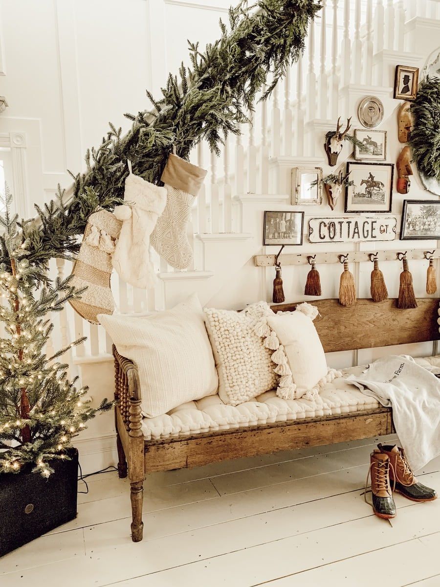 30 Best Christmas Stair and Stair Rail Decorations