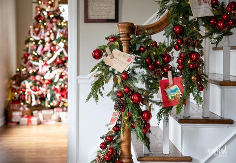 34 Top Christmas Stairway Decor Ideas - Christmas Staircase Decorating Tips