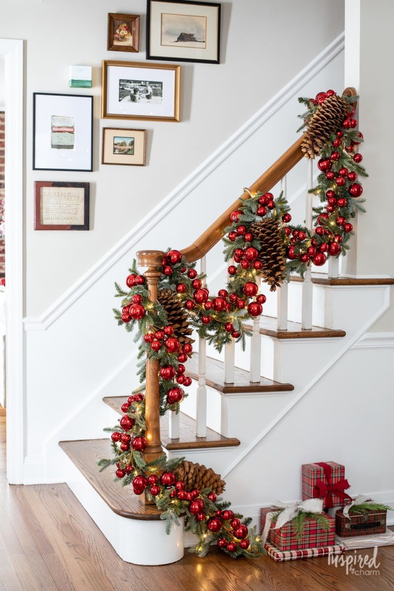 30 Best Christmas Stair and Stair Rail Decorations